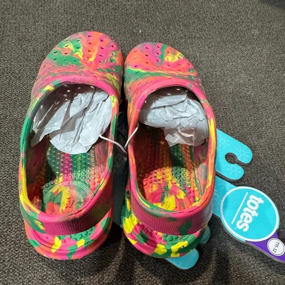 TOTES Splash and play kids clogs size 11-12